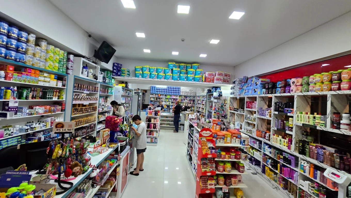 Interior da farmácia Via Farma em Itapema